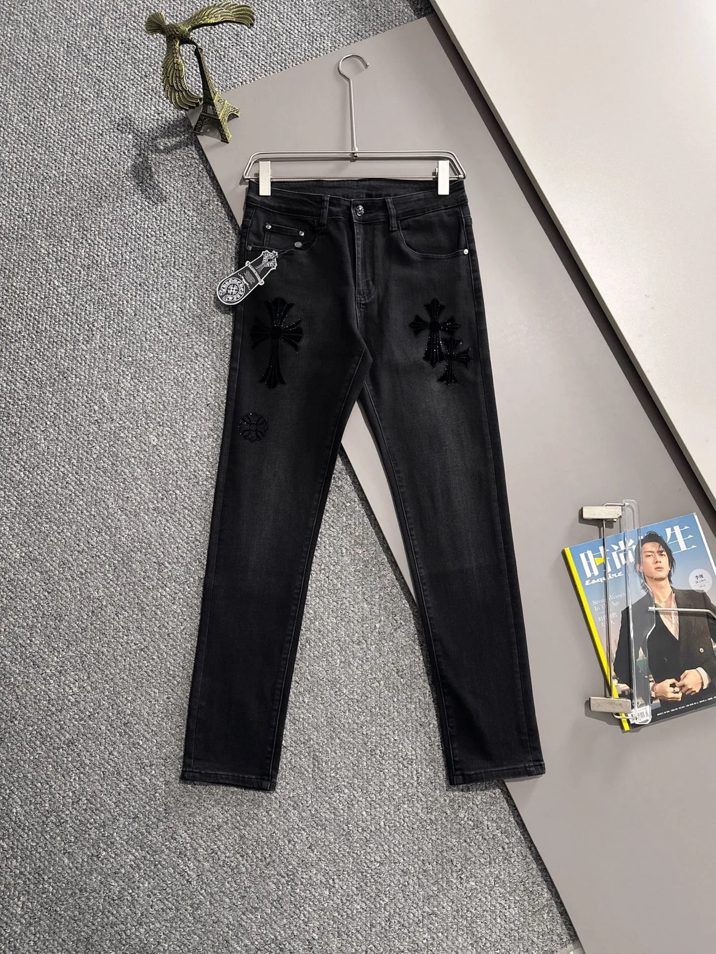 🅿️380 Croxin's 2025 four-season new hot brick pocket slim-fit jeans trousers are woven from imported Japanese Denim plain cotton denim fabrics. They are complete with three standards, simple yet elegant, soft, delicate and comfortable, and the upper body is versatile and fashionable! Light luxury, a must-have item for daily commuting! Code number: 28-40 (please state your height and weight when placing an order)